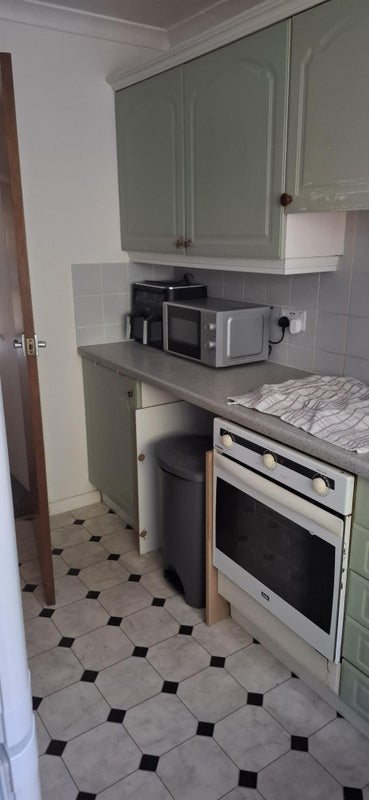 Room Glenview Close in Crawley