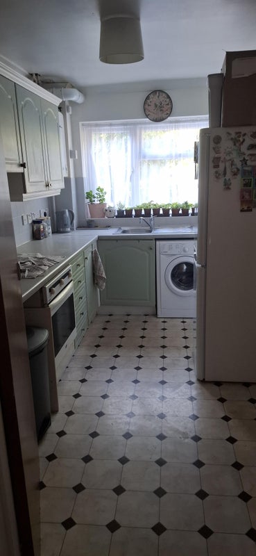 Room Glenview Close in Crawley