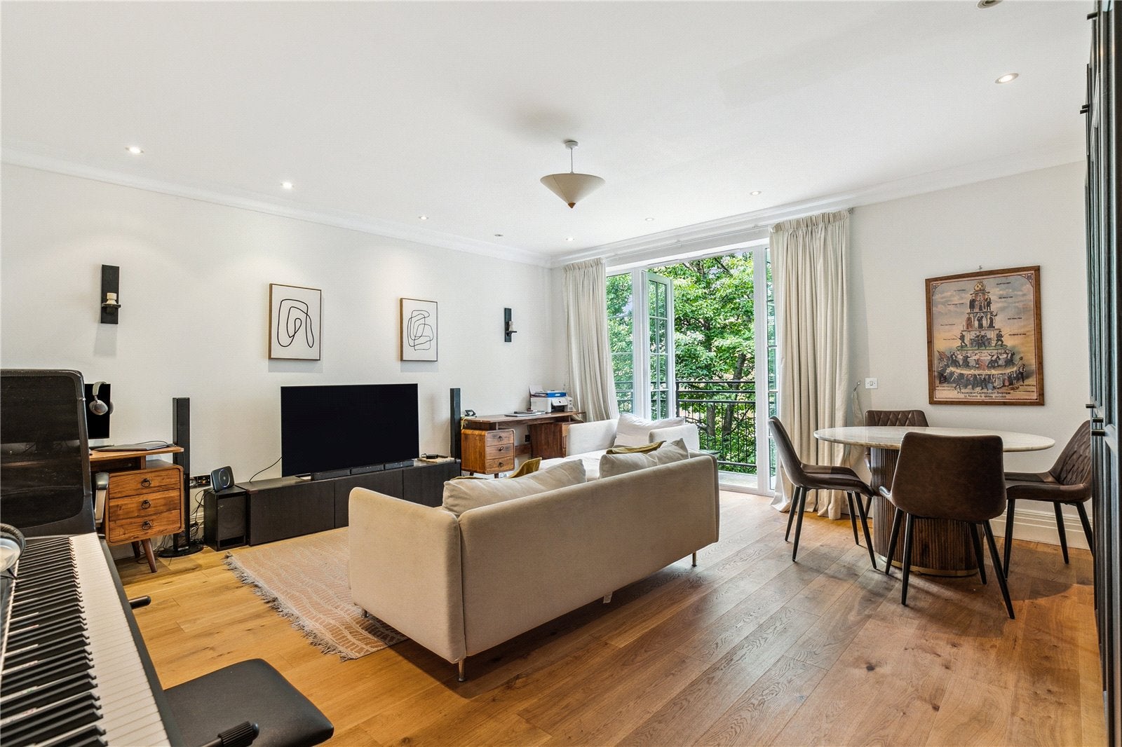 Flat Whitcome Mews in Greater London