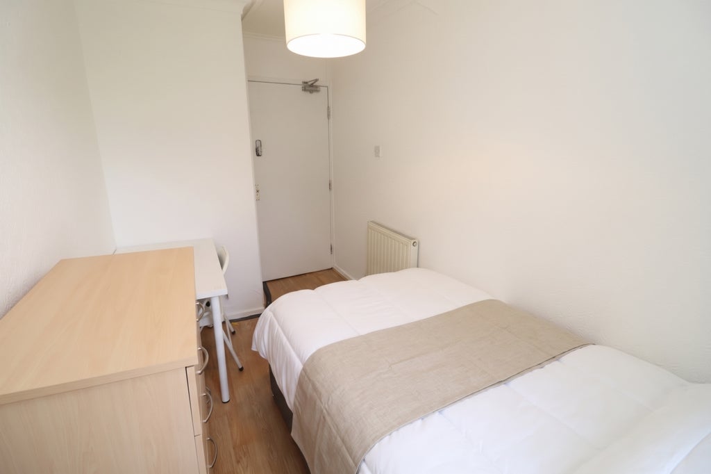 Room Globe Road in Greater London
