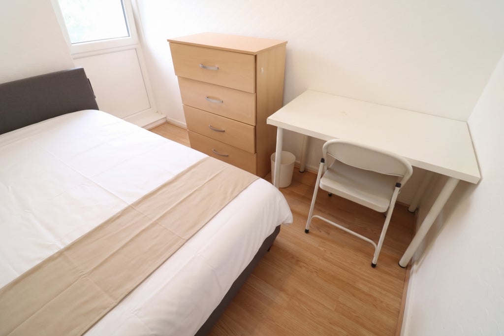 Room Globe Road in Greater London