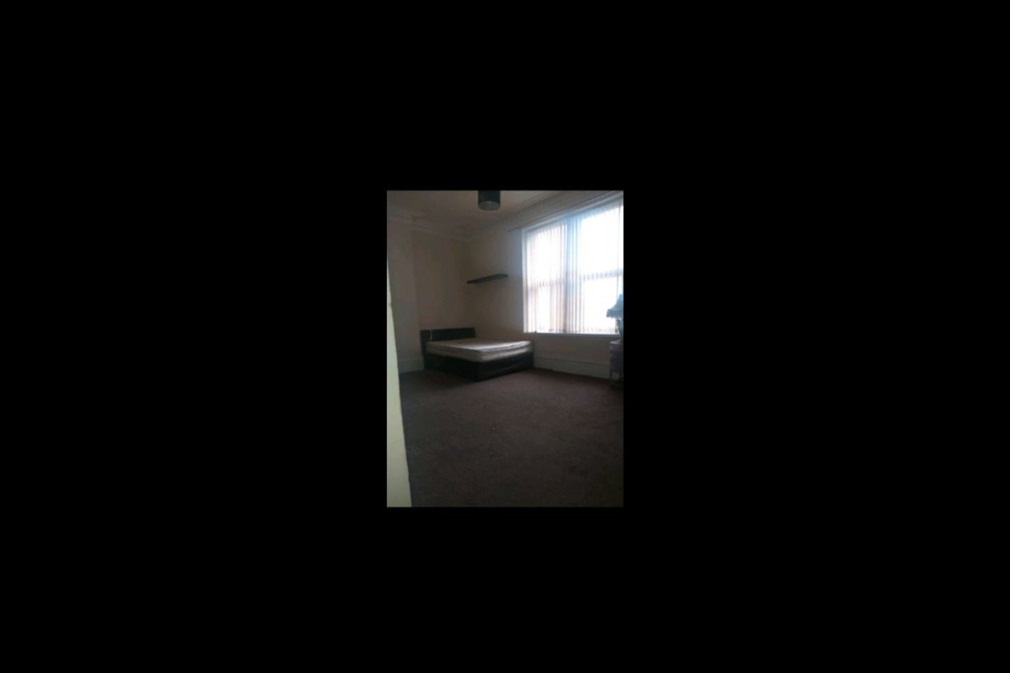 Room Selborne Grove in Bradford
