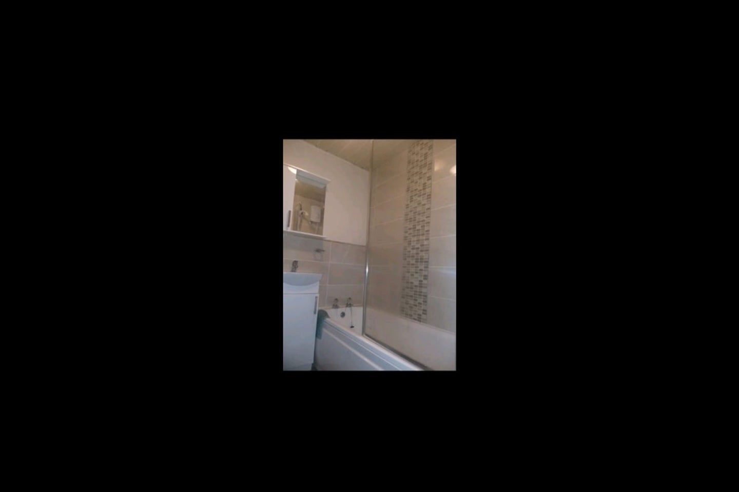 Room Selborne Grove in Bradford