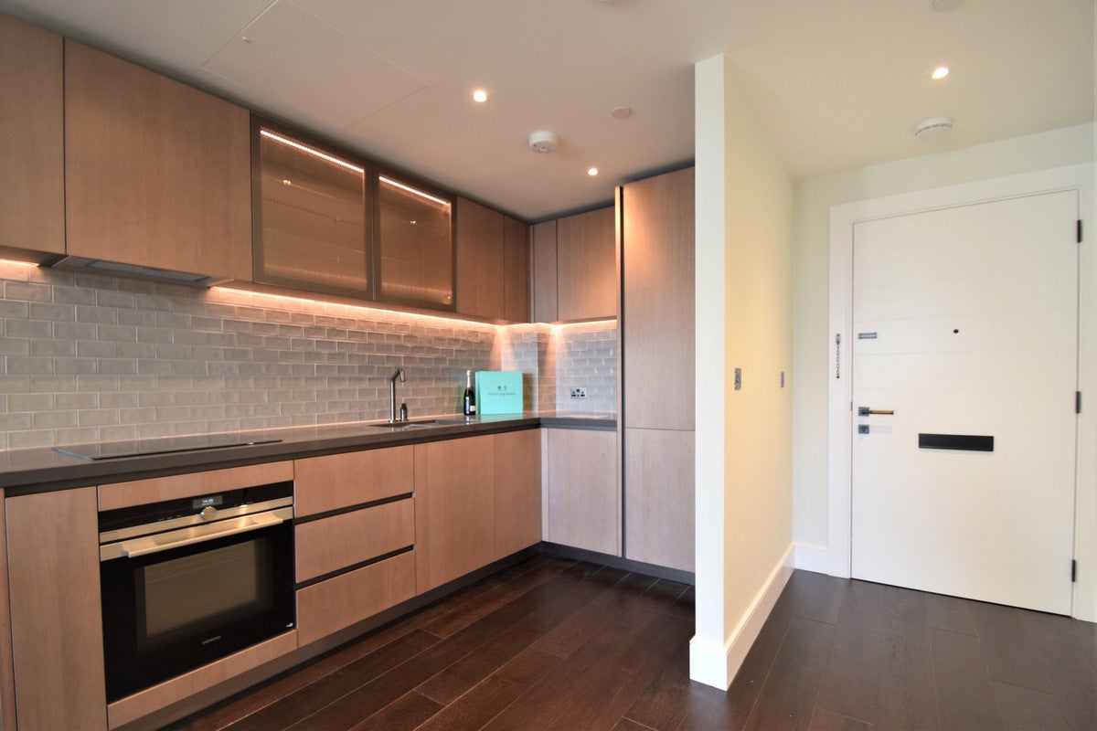 Flat Prince of Wales Drive in Greater London
