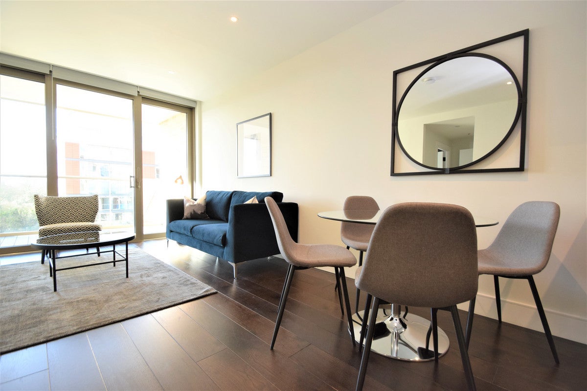 Flat Prince of Wales Drive in Greater London