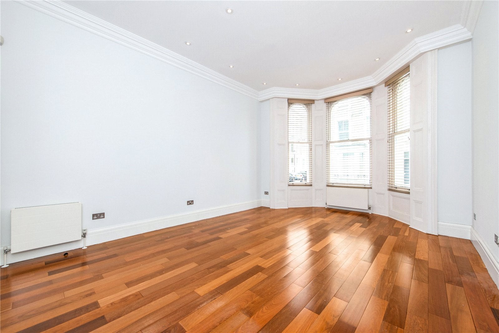Flat Campden Hill Gardens in Greater London