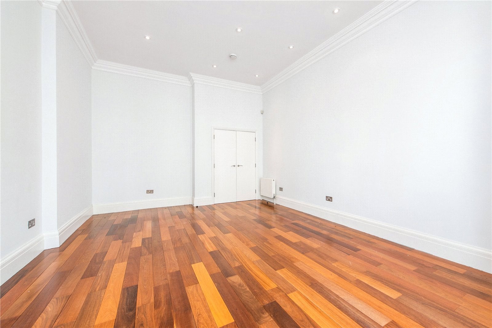 Flat Campden Hill Gardens in Greater London