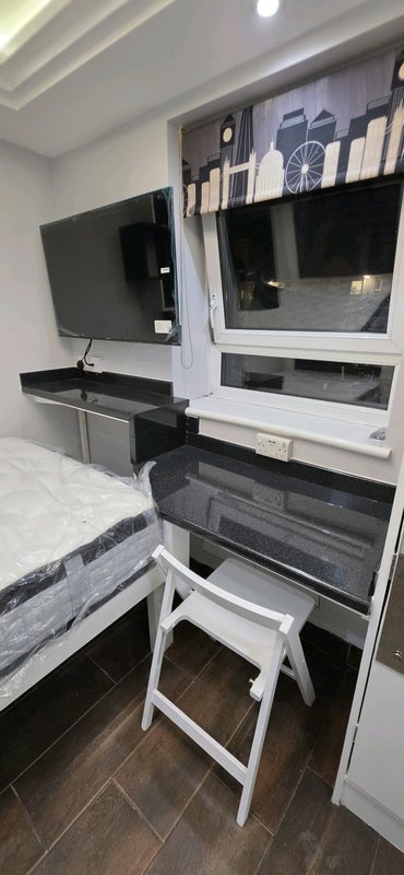 Flat Thomas Road in Greater London