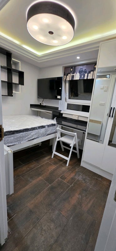 Flat Thomas Road in Greater London