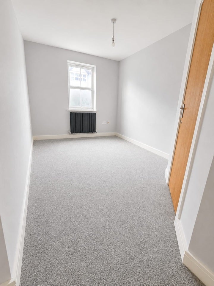 Flat Clydesdale Road in Greater London