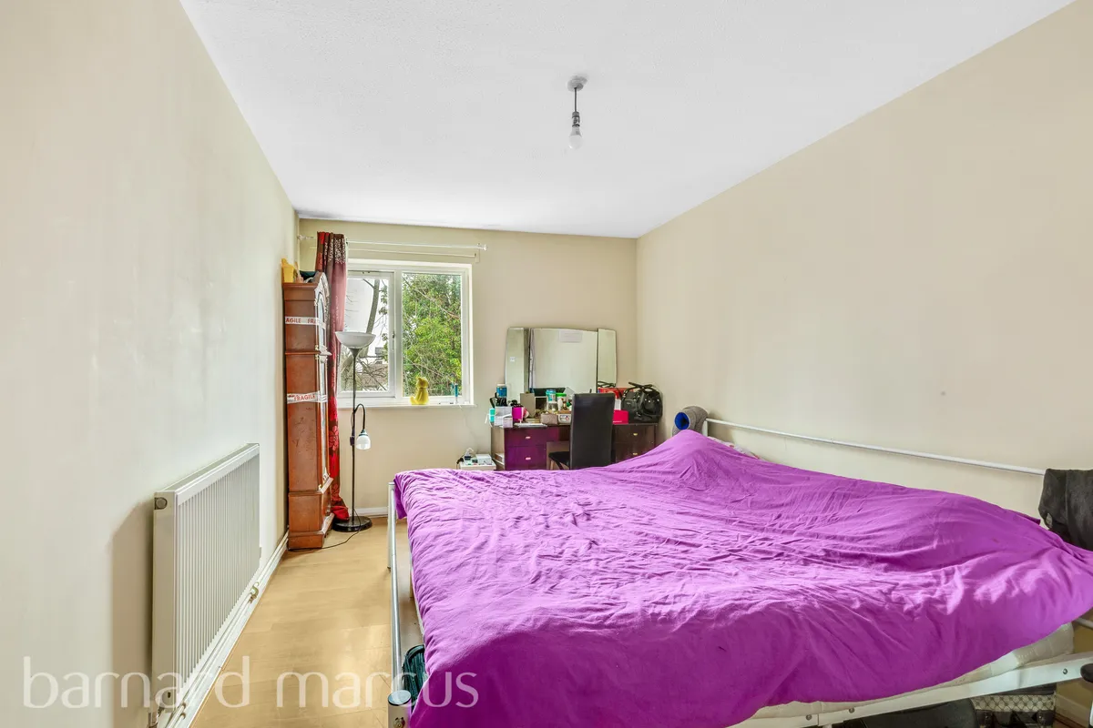 Flat Woodcote Road in Greater London