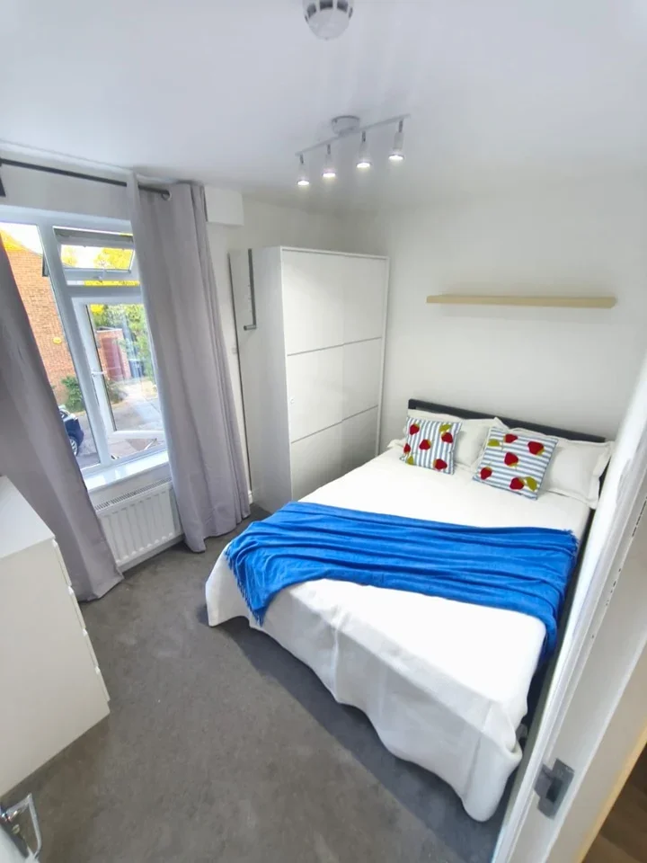 Room Dumbleton Close in Greater London
