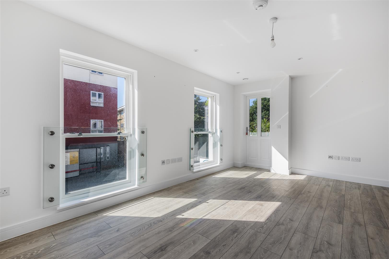 Flat Surbiton Crescent in Greater London