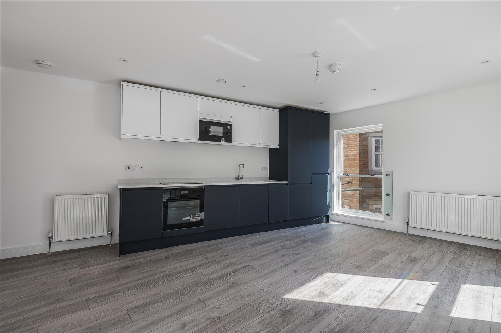 Flat Surbiton Crescent in Greater London