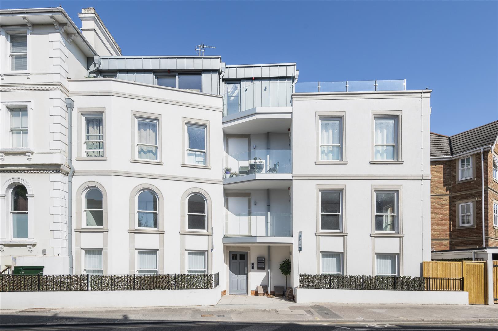 Flat Surbiton Crescent in Greater London