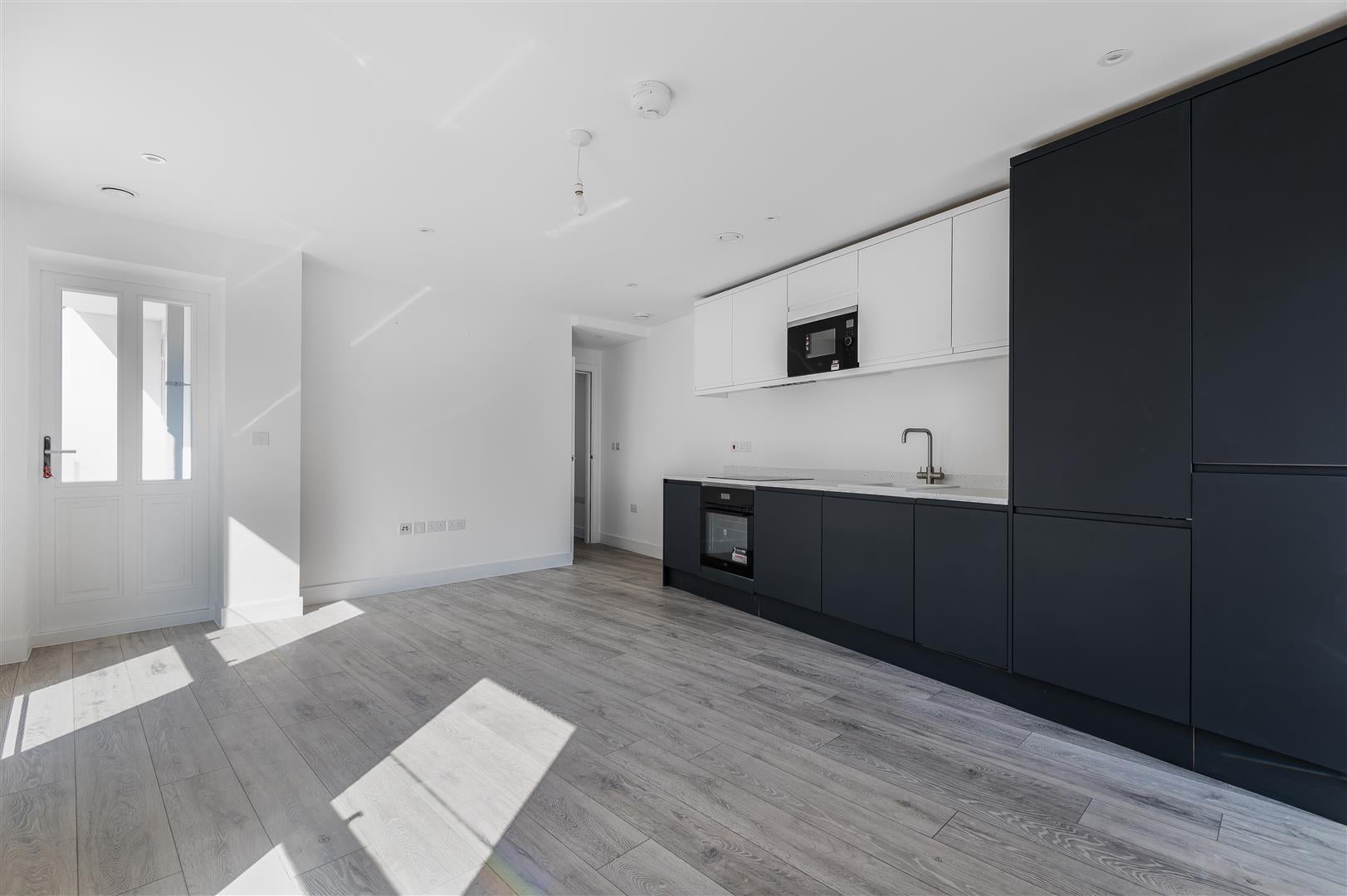 Flat Surbiton Crescent in Greater London