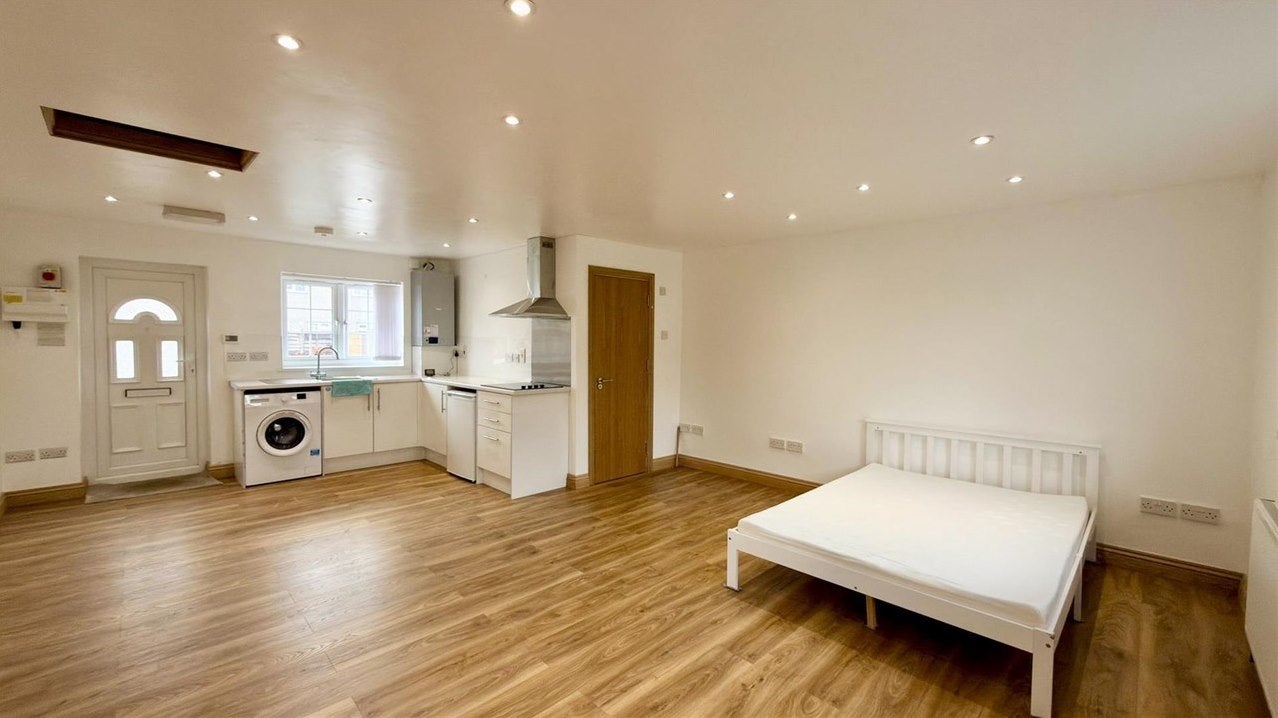 Flat Belfast Avenue in Slough