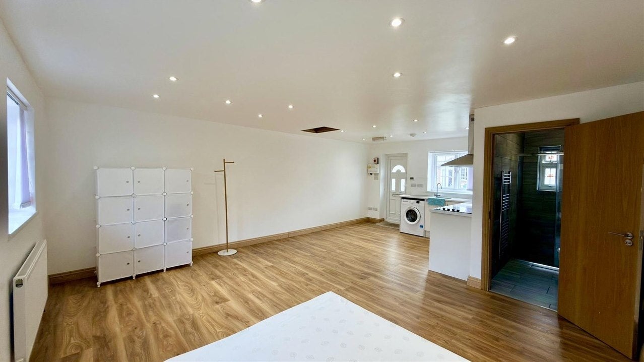 Flat Belfast Avenue in Slough