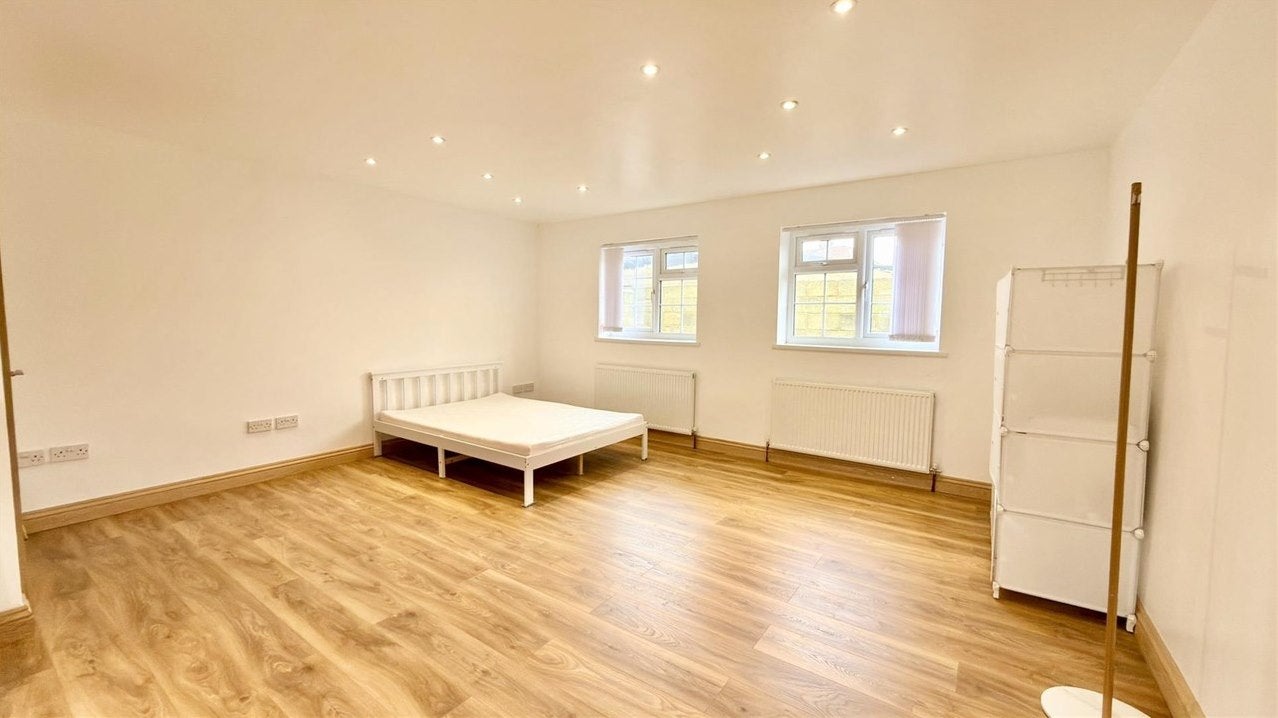 Flat Belfast Avenue in Slough