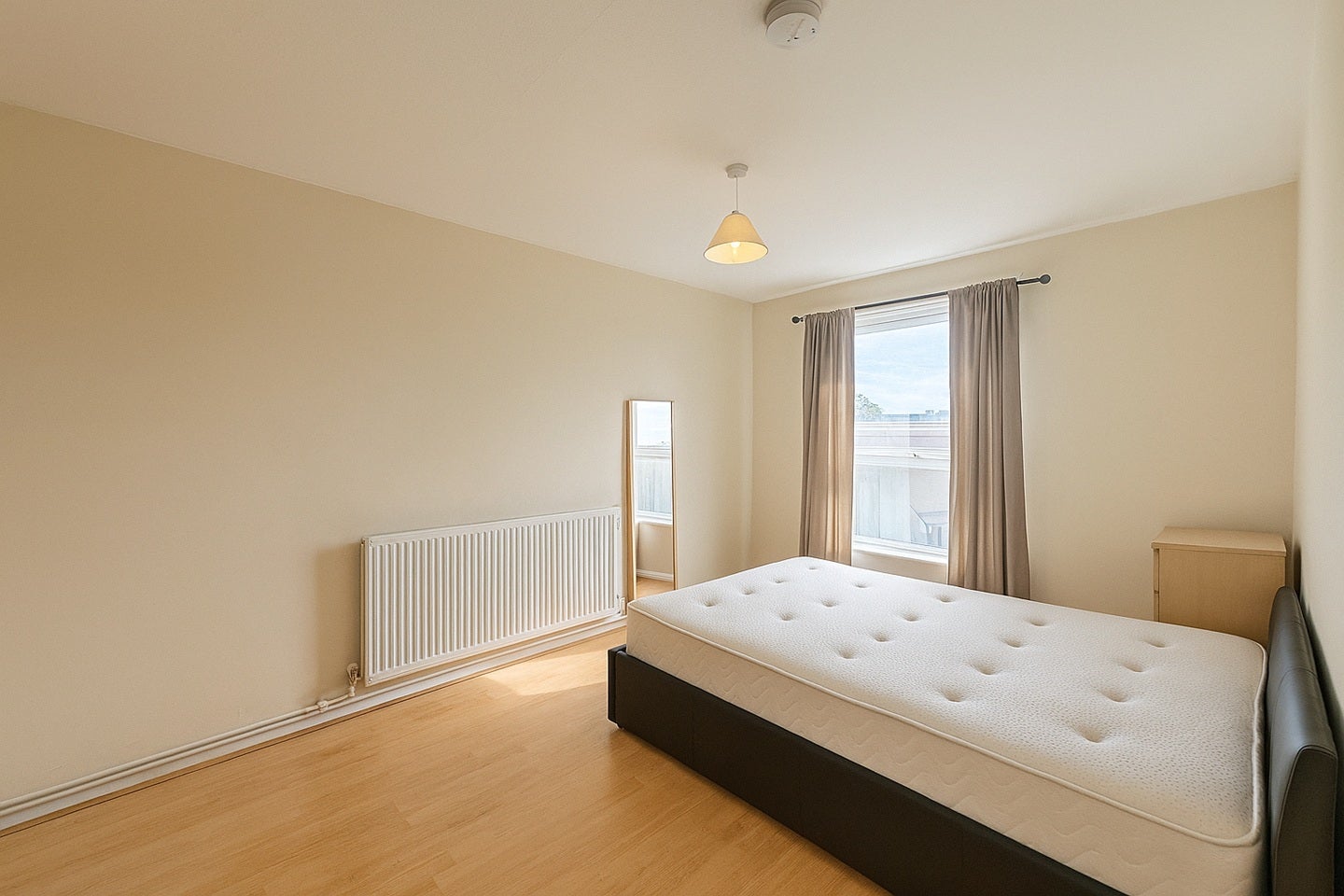 Flat Hanford Close in Greater London