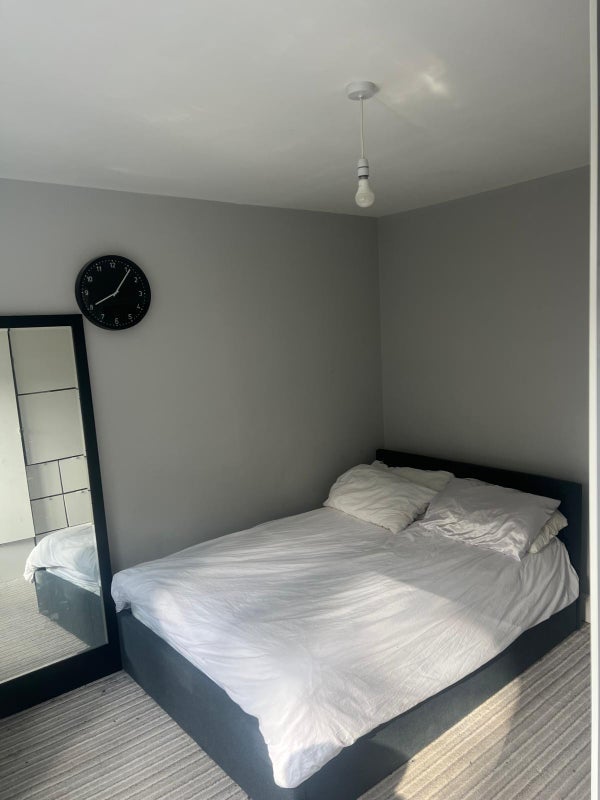 Room Kingswood Avenue in Greater London