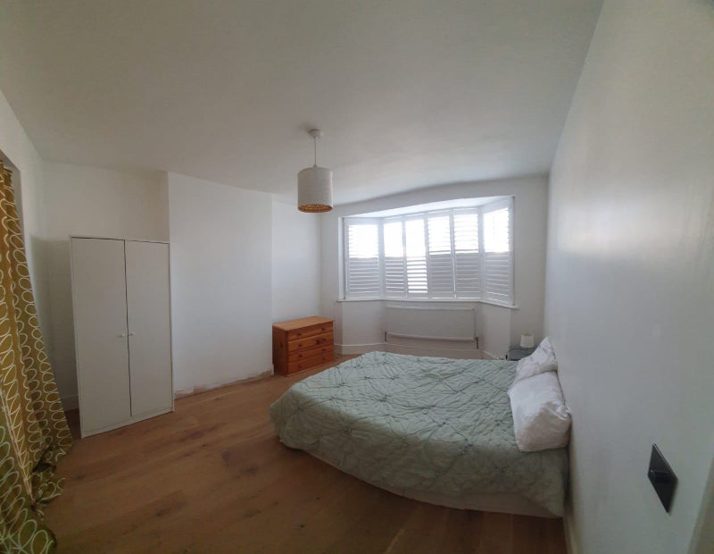 Room Kingswood Avenue in Greater London