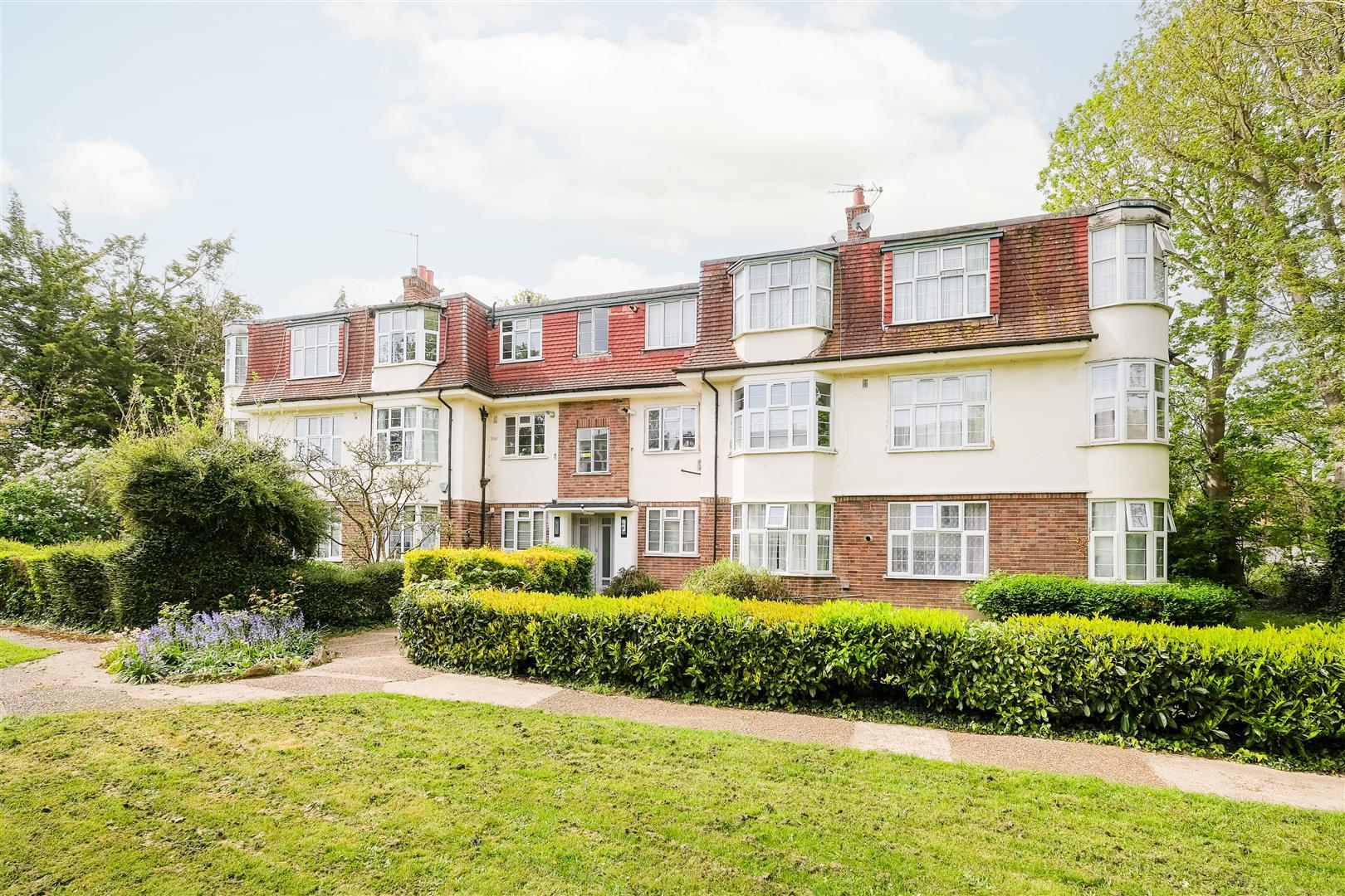 Flat Seymour Court in Greater London
