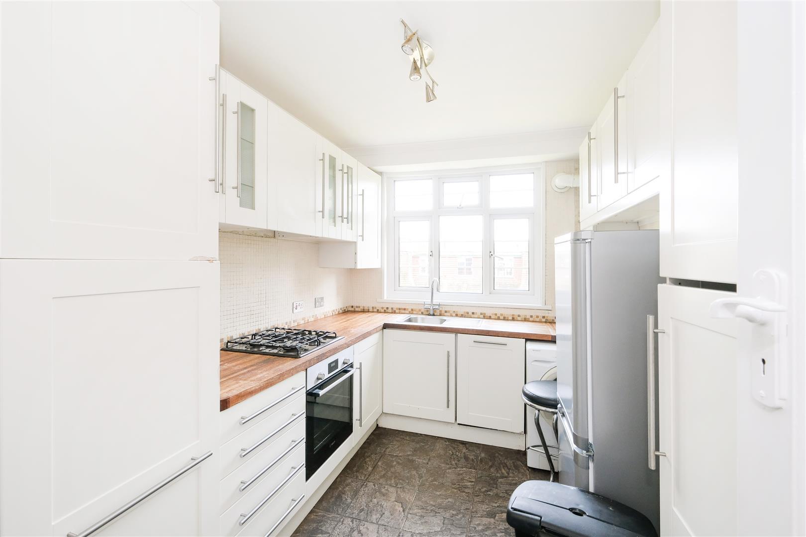 Flat Seymour Court in Greater London