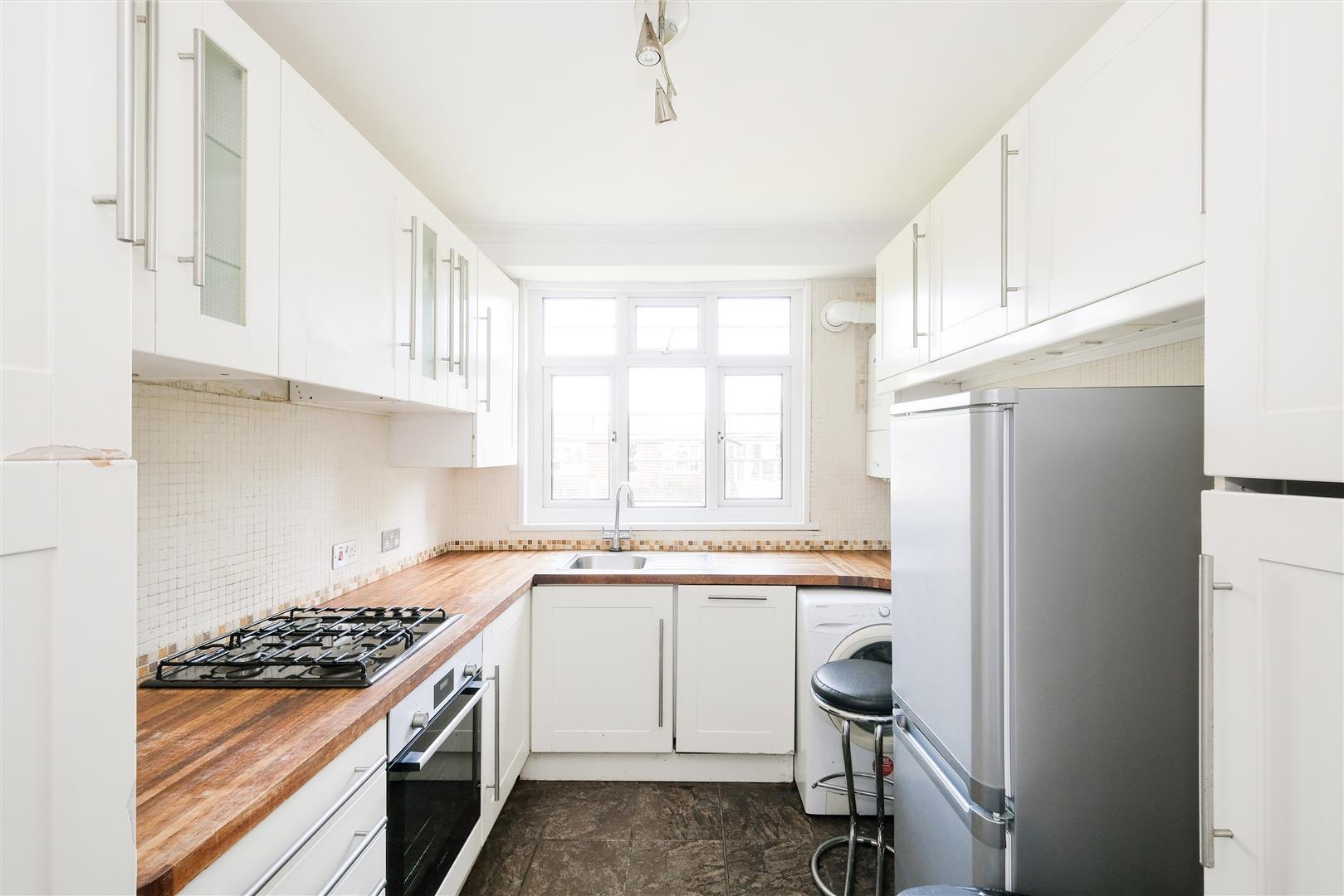 Flat Seymour Court in Greater London