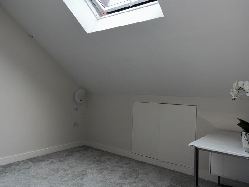 Flat Eastcombe Avenue in Greater London
