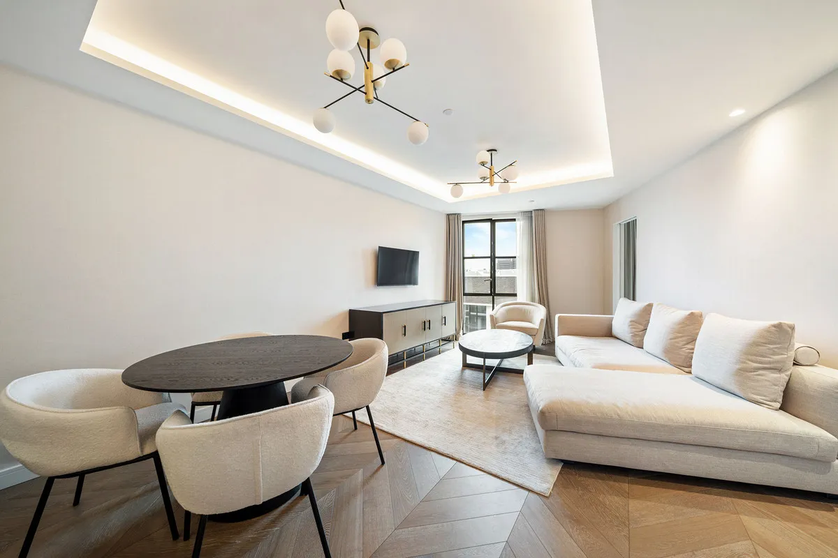 Flat Cleveland Street in Greater London