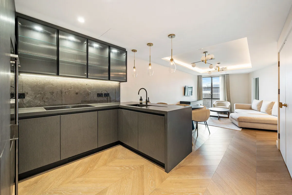 Flat Cleveland Street in Greater London
