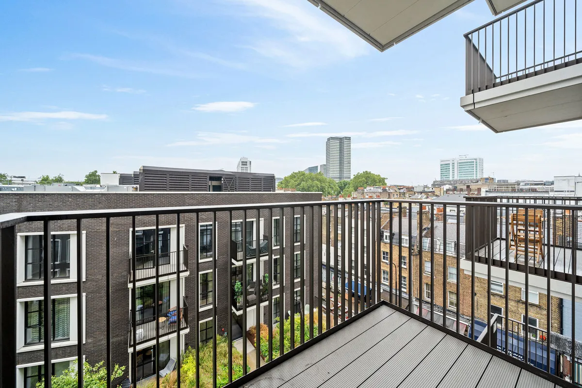 Flat Cleveland Street in Greater London