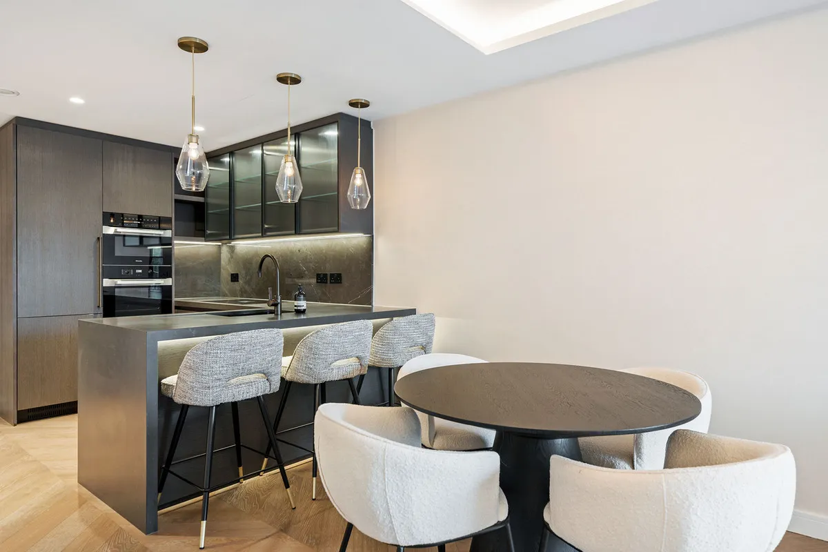 Flat Cleveland Street in Greater London