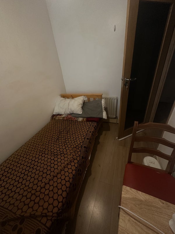Room Walnut Tree Avenue in Greater London