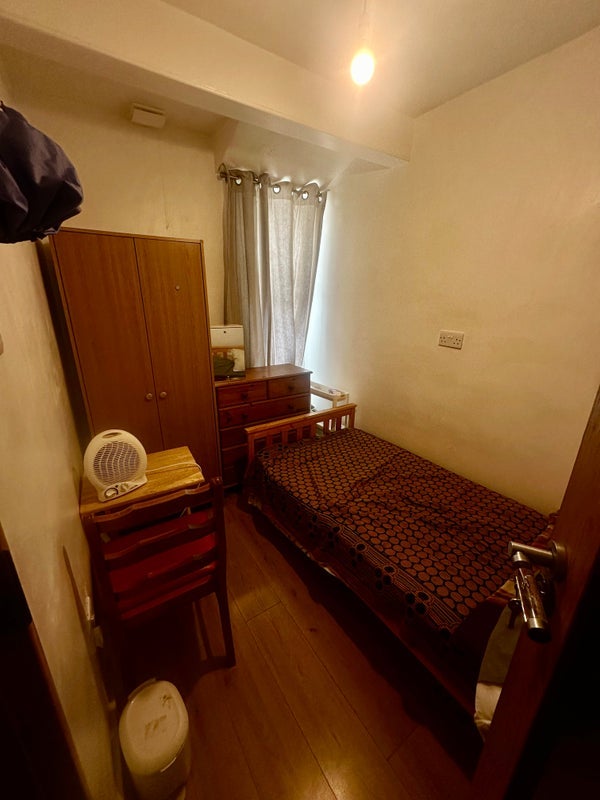 Room Walnut Tree Avenue in Greater London