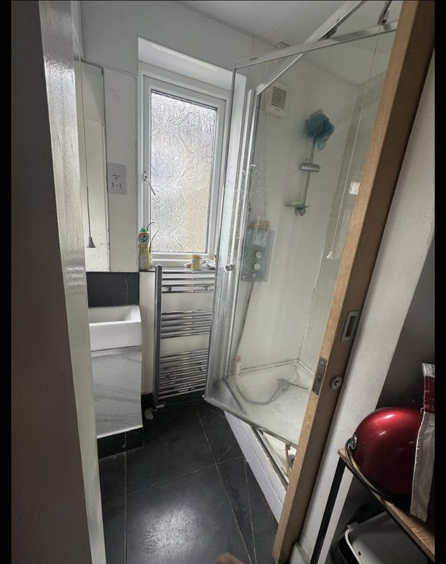 Room Walnut Tree Avenue in Greater London