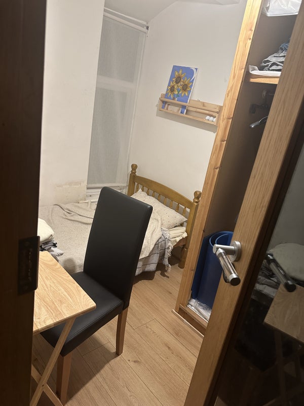 Room Walnut Tree Avenue in Greater London