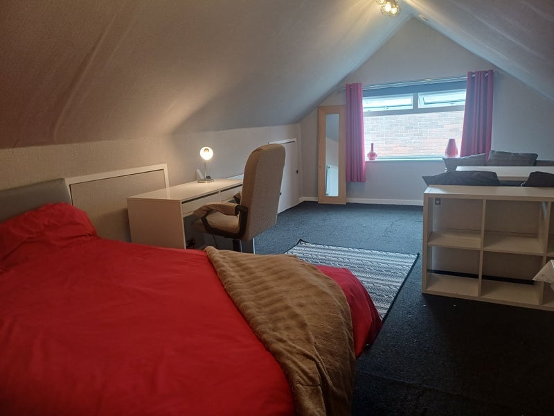 Room Coberley Avenue in Trafford