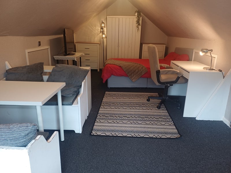Room Coberley Avenue in Trafford