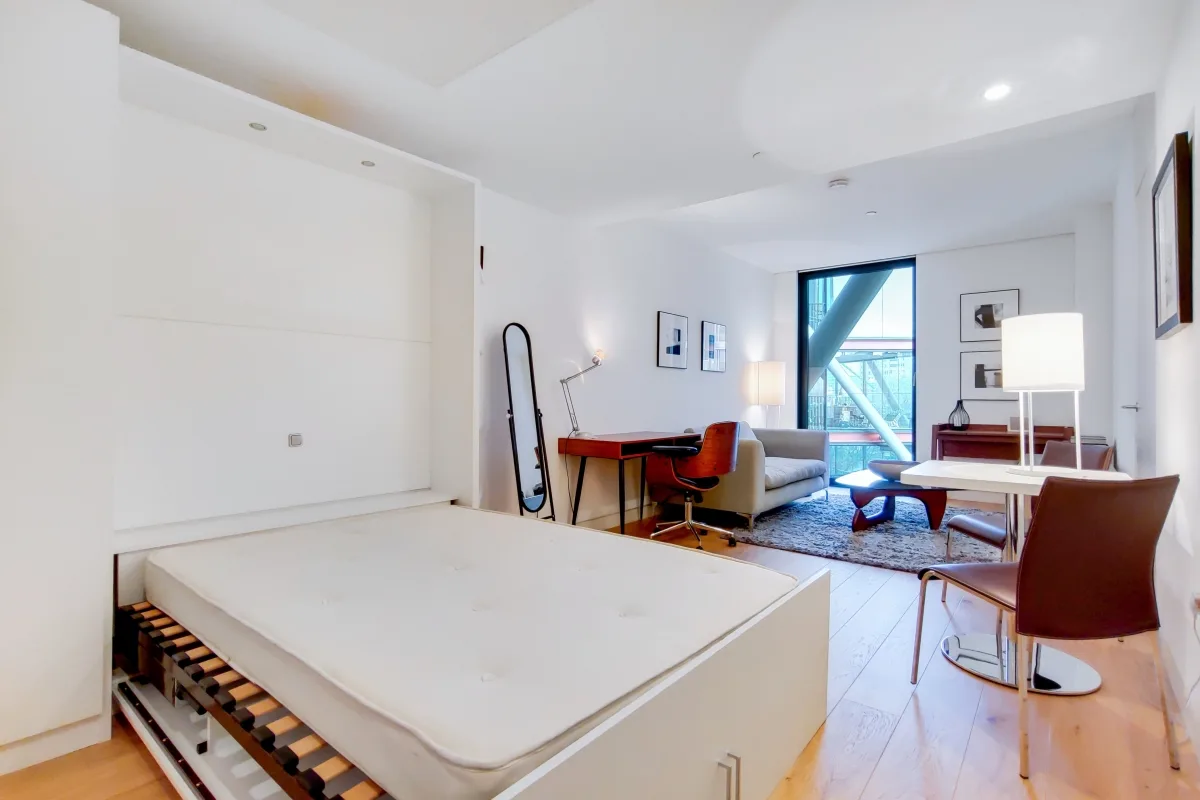 Flat Sumner Street in Greater London