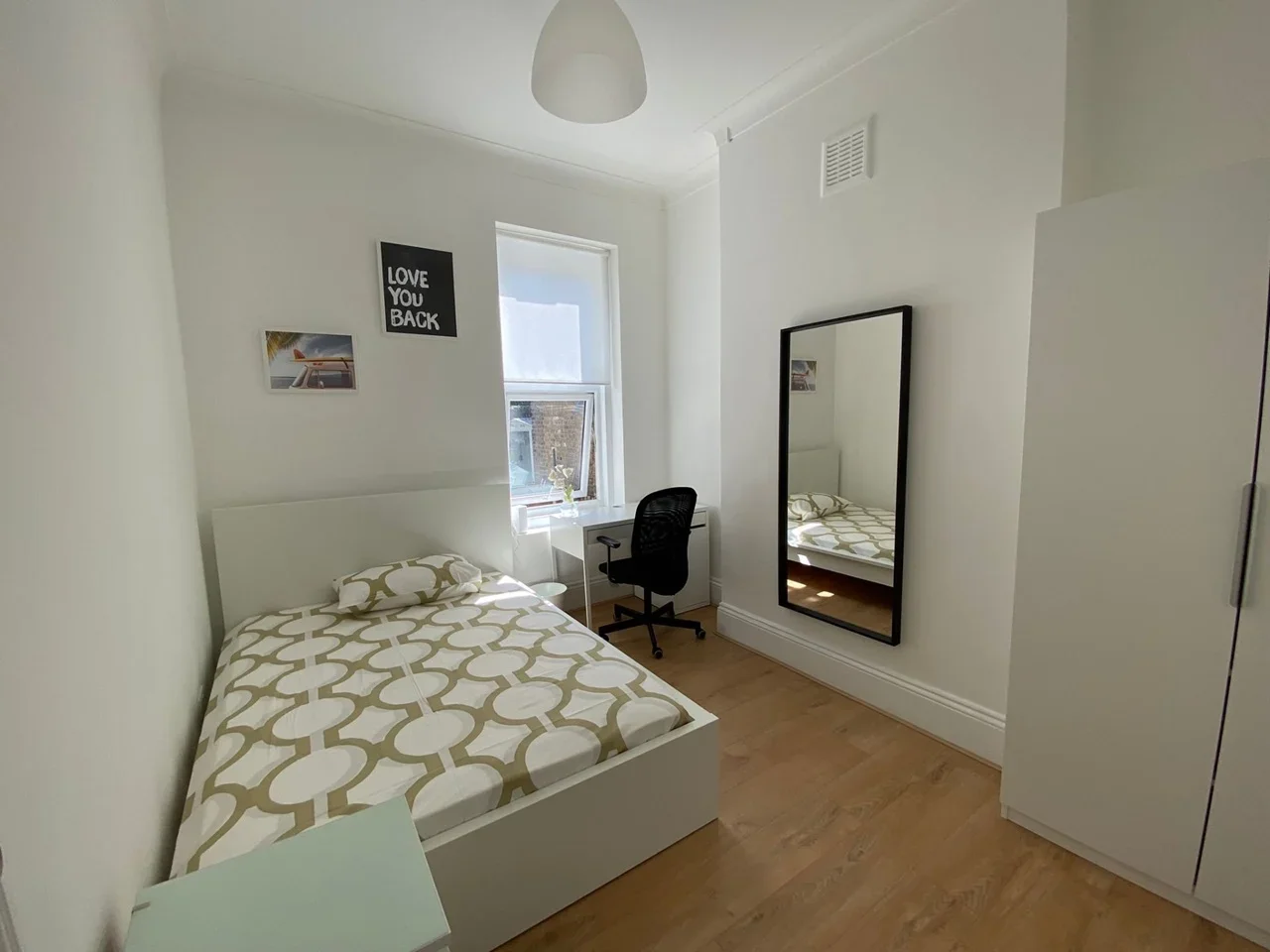 Room Floyd Road in Greater London