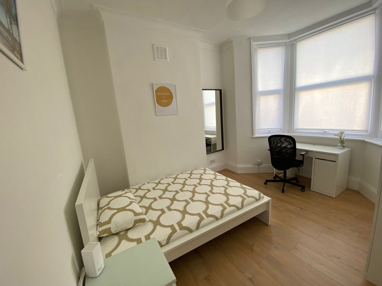 Room Floyd Road in Greater London