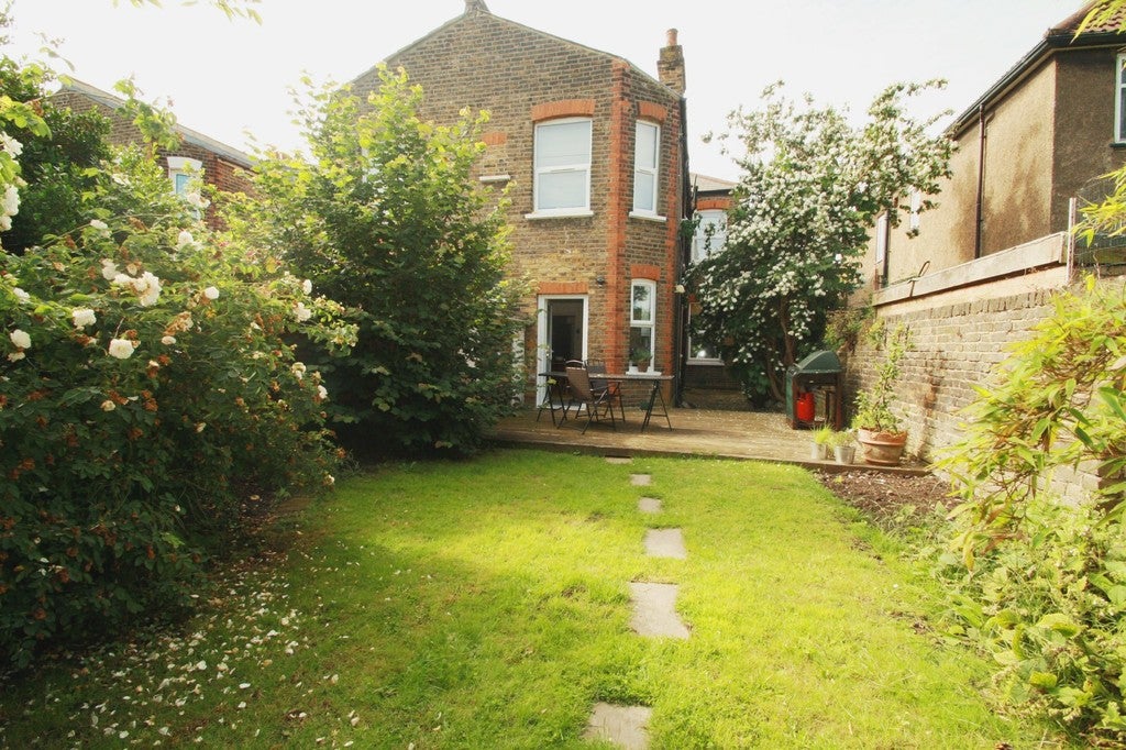 Flat Herbert Gardens in London