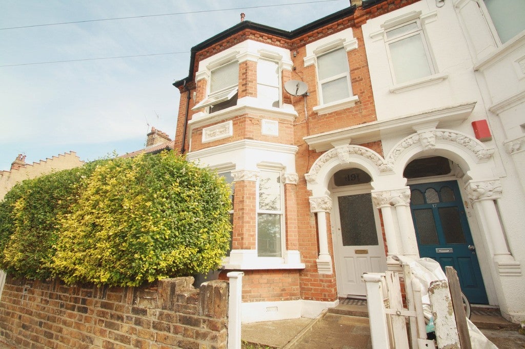 Flat Herbert Gardens in London