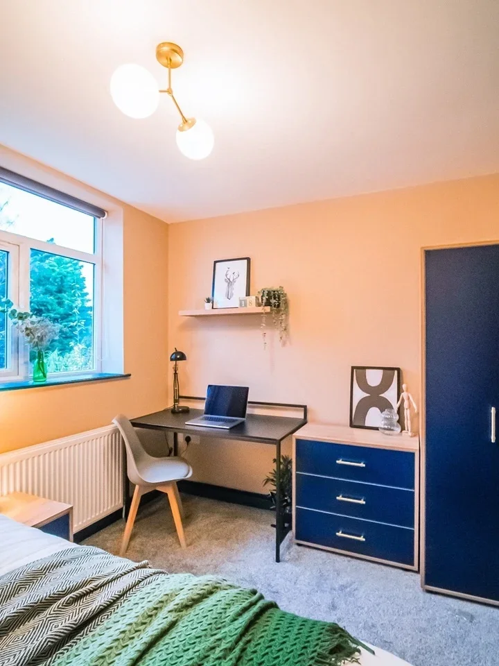 Room Holbrook Avenue in Rugby
