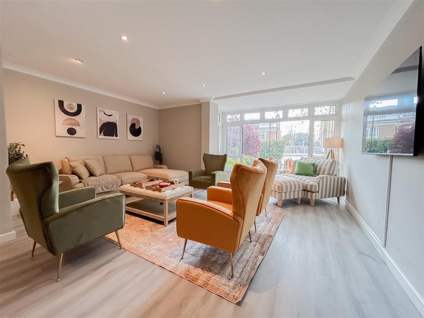 House Woodsford Square in Greater London