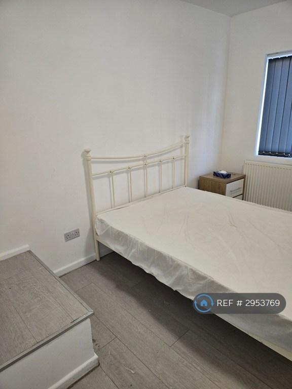 Room Deepdene Road in Epping Forest