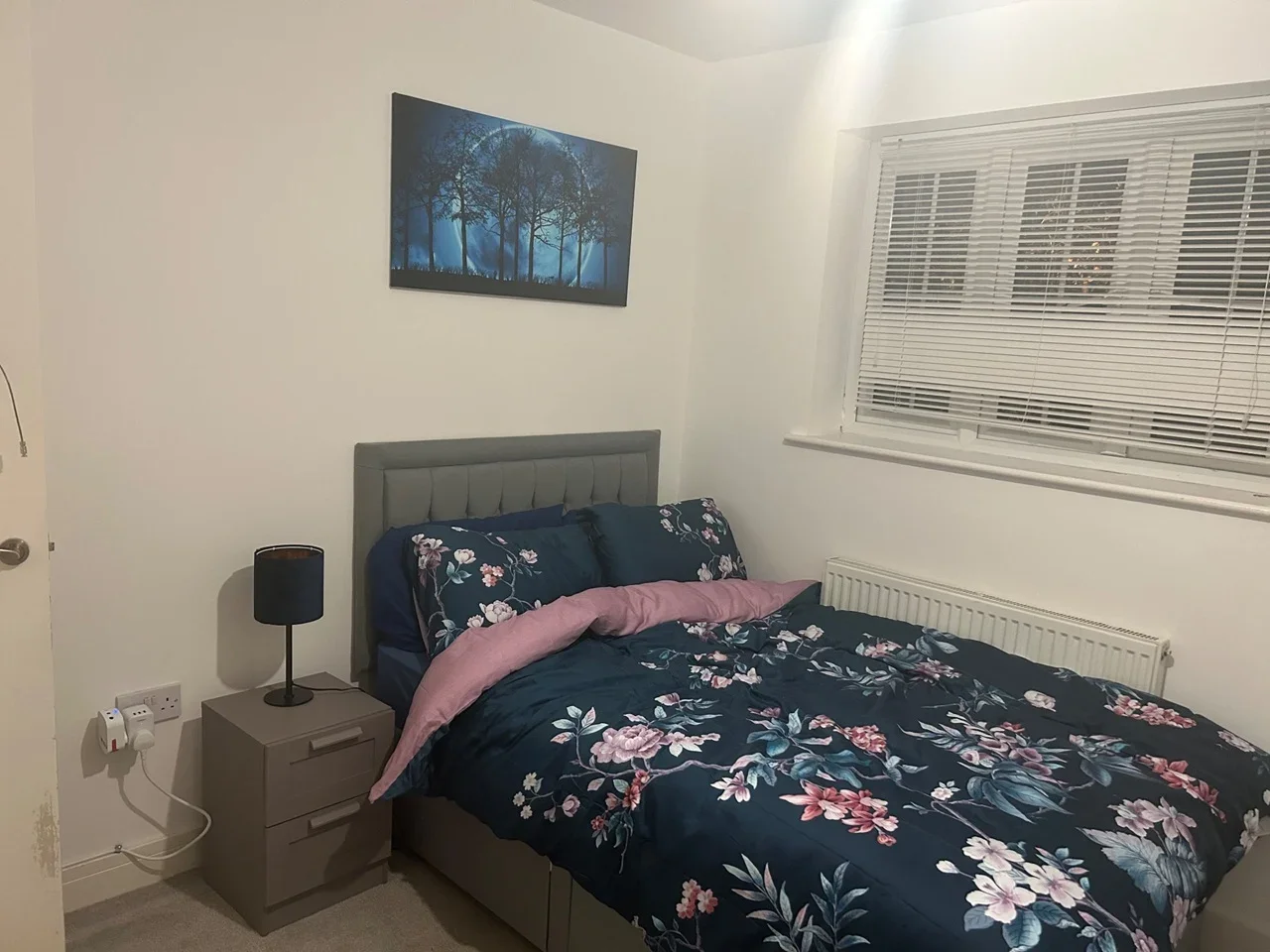 Room Sherwood Road in Greater London