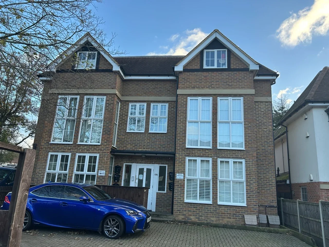 Room Sherwood Road in Greater London